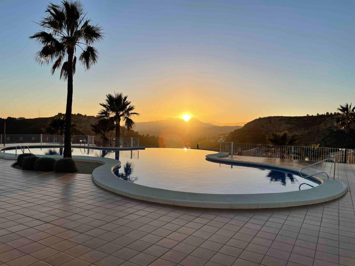 Tranquility, Sun, Breathtaking Views & 7 Minutes Drive To Sea * Бенитачель